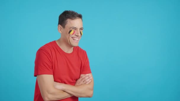 Video Estudio Con Croma Hombre Feliz Con Bandera Belga Pintado — Vídeo de stock