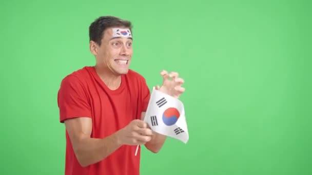 Video Studiu Chromou Nervózního Muže Povzbuzujícího Jižní Koreu Během Vzrušujícího — Stock video