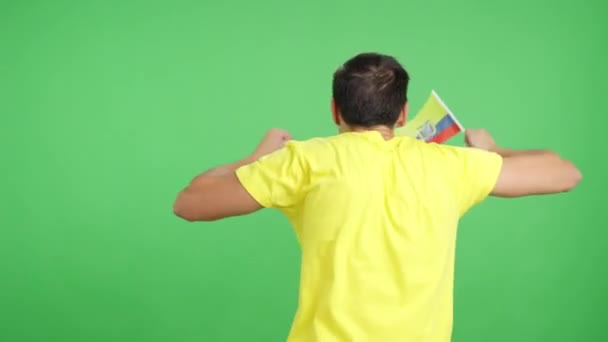 Video Estudio Con Croma Vista Trasera Hombre Ondeando Banderín Ecuatoriano — Vídeos de Stock