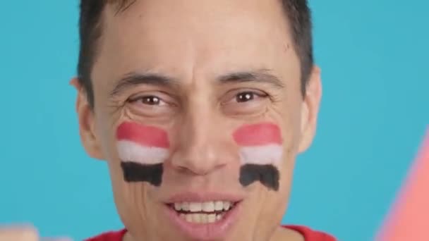 Видео Студии Хромой Крупным Планом Человека Египетским Флагом Нарисованным Лице — стоковое видео