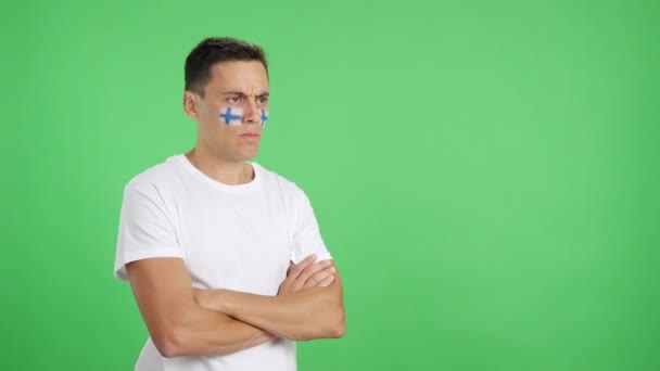 Vídeo Estúdio Com Croma Homem Com Bandeira Finlandesa Pintado Rosto — Vídeo de Stock