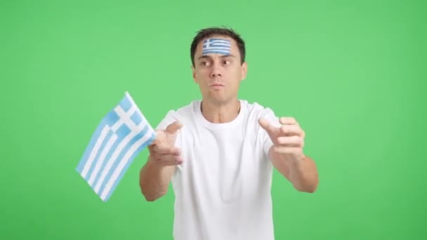 ギリシャの国旗を振る男のクロマとのスタジオでのビデオ 審判の決定で怒る — ストック動画
