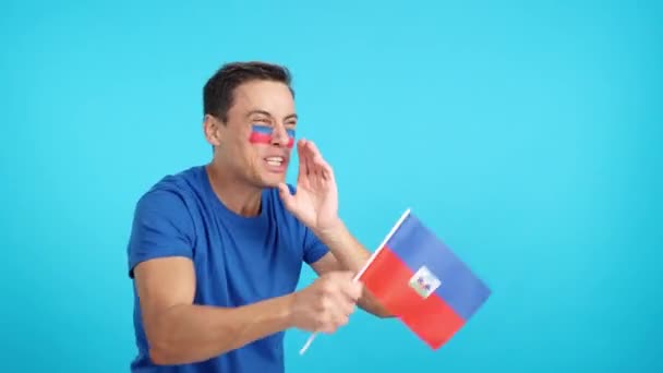 Stüdyoda Haiti Tezahürat Eden Elinde Ulusal Bir Bayrak Sallayan Boş — Stok video