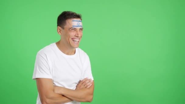 Видео Студии Хромой Счастливого Человека Израильским Флагом Нарисованным Лице Смотрящим — стоковое видео