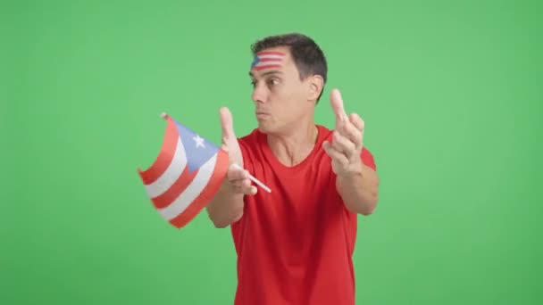 Video Estudio Con Croma Hombre Ondeando Una Bandera Nacional Puertorriqueña — Vídeos de Stock
