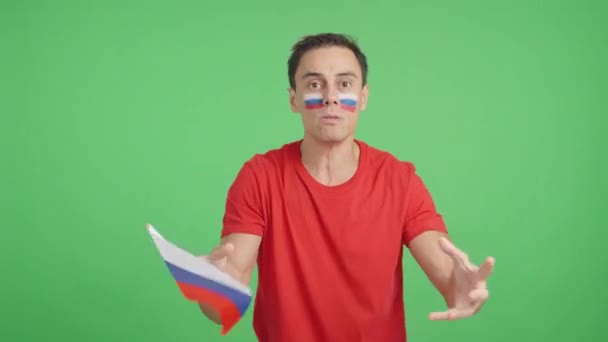 录像在演播室里 一个男人挥舞着一面俄罗斯国旗 对裁判的裁决感到愤怒 — 图库视频影像
