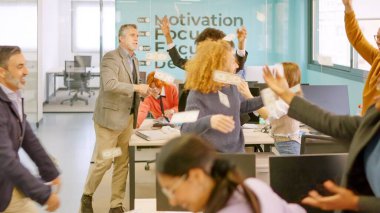 Olgun erkek ofis patronları faturaları havaya fırlatırken çalışanlar çılgına dönüyor.