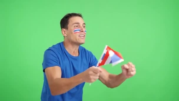 국기를 흔들며 멀리보고있는 남자의 크로마와 스튜디오에서 비디오 결정과 — 비디오