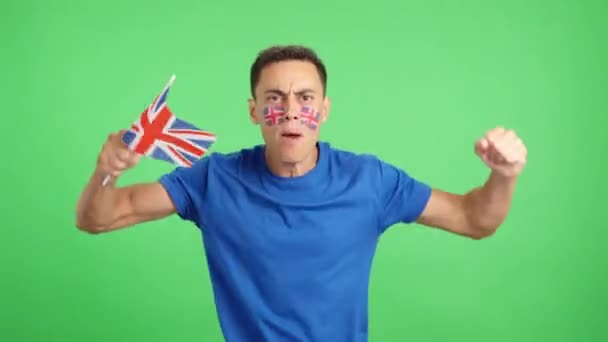在演播室里放映了一个男人为英国的尖叫和挥动国旗而热烈欢呼的画面 — 图库视频影像