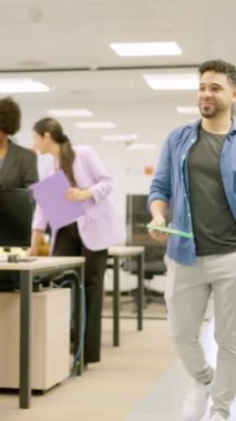 Sabahleyin modern bir ofise gelen çok ırklı genç iş arkadaşlarının yavaş çekim videoları.