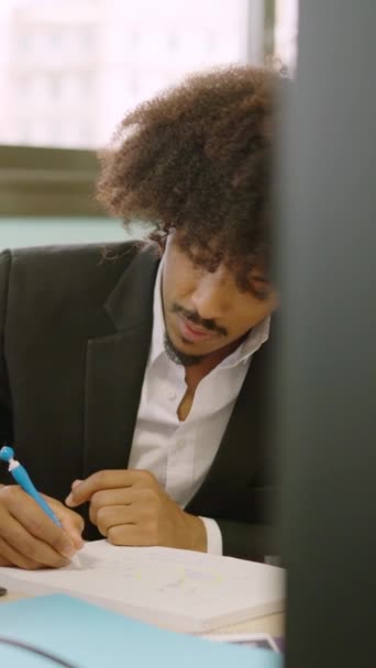 Vídeo Cámara Lenta Hombre Afroamericano Sonriendo Cámara Mientras Trabajaba Coworking — Vídeo de stock