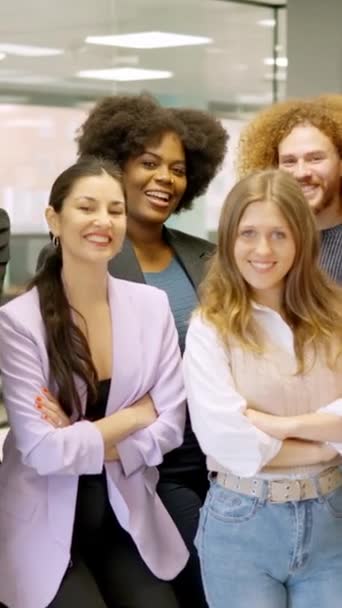 Çalışma Alanındaki Kameraya Gülümseyen Çok Irklı Çok Nesilli Bir Grup — Stok video