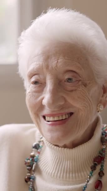 Медленное Видео Пожилой Женщины Белыми Волосами Улыбающейся Камеру Пожилом Возрасте — стоковое видео