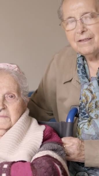 Медленное Видео Две Пожилые Женщины Смотрят Камеру Вместе Доме Престарелых — стоковое видео