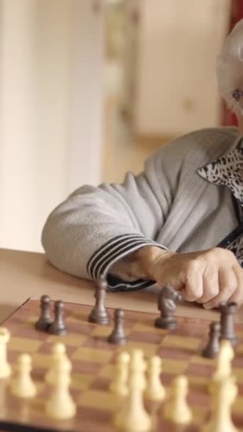 Медленное Видео Две Старшие Подруги Играют Шахматы Доме Престарелых — стоковое видео