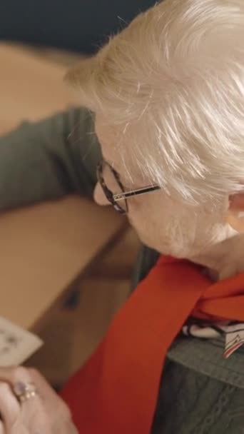 一个老太婆在疗养院给画图涂色的慢镜头 — 图库视频影像