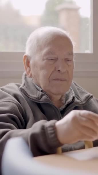Zeitlupenvideo Eines Älteren Mannes Der Seine Karten Sortiert Einem Altenheim — Stockvideo