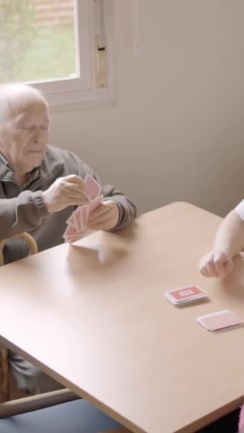 Видео Медленного Движения Возвышенным Видом Пожилых Людей Играющих Карты Кардиологов — стоковое видео