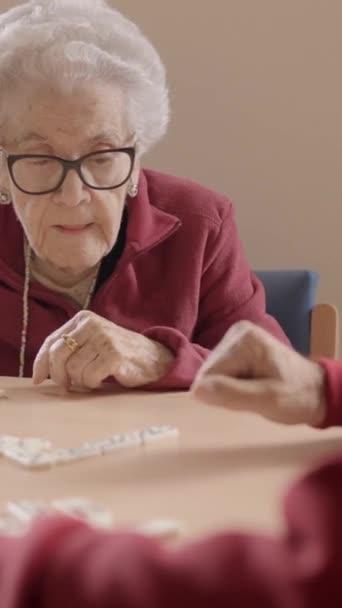 Lassított Felvétel Idősekről Akik Türelmesen Dominóznak Egy Idősek Otthonában — Stock videók