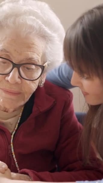 Zeitlupenvideo Einer Enkelin Die Aufmuntert Und Ihre Traurige Großmutter Einem — Stockvideo