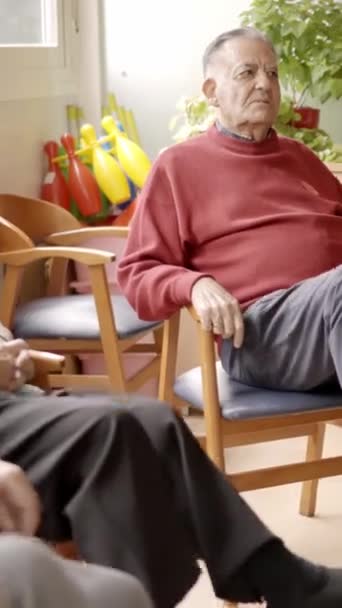 Filmik Starszymi Osobami Pedałującymi Podczas Siedzenia Pokoju Domu Opieki — Wideo stockowe