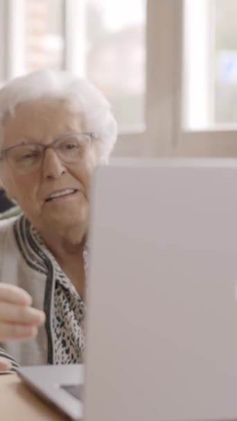 Slow Motion Video Äldre Människor Som Talar Ett Online Möte — Stockvideo