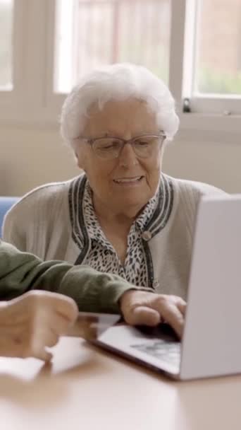 Video Rallentatore Due Anziani Che Fanno Shopping Online Con Carta — Video Stock