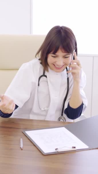 Vídeo Cámara Lenta Una Doctora Llamando Paciente Para Comunicar Los — Vídeos de Stock