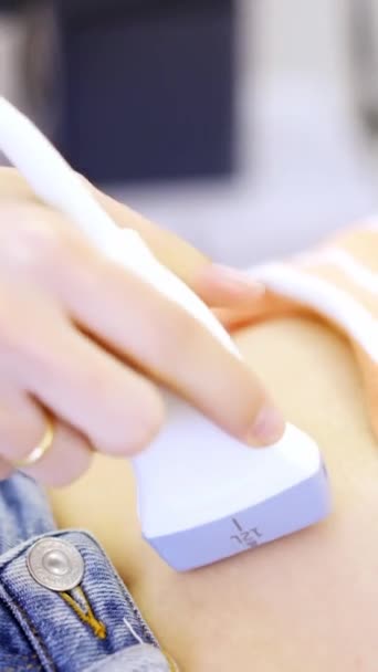 Zeitlupe Video Nahaufnahme Eines Arztes Der Schwangeren Frau Einen Ultraschall — Stockvideo