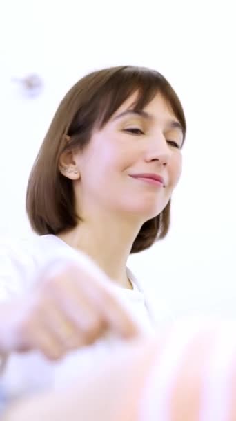 Βίντεο Αργής Κίνησης Ενός Φιλικού Γυναικείου Ιατρικού Χαμόγελου Κατά Διάρκεια — Αρχείο Βίντεο