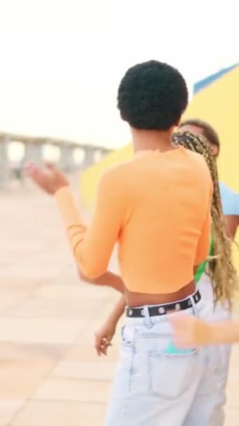 Zeitlupenvideo Von Multikulturellen Freunden Die Auf Einem Städtischen Platz Tanzen — Stockvideo