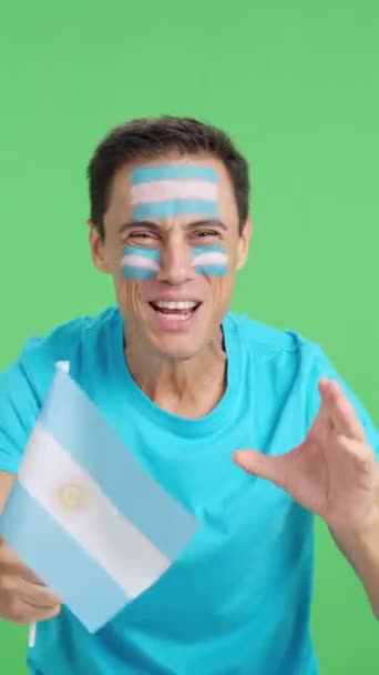 Wideo Studiu Chromą Mężczyzny Namiętnie Dopingującego Argentynę Krzycząc Machając Flagą — Wideo stockowe