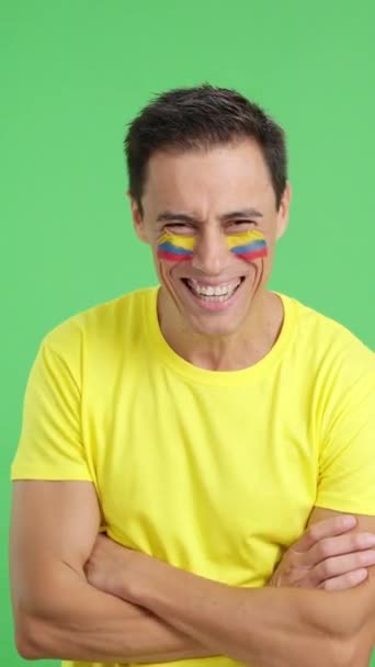 Video Studio Med Kroma Man Som Står Med Colombian Flagga — Stockvideo