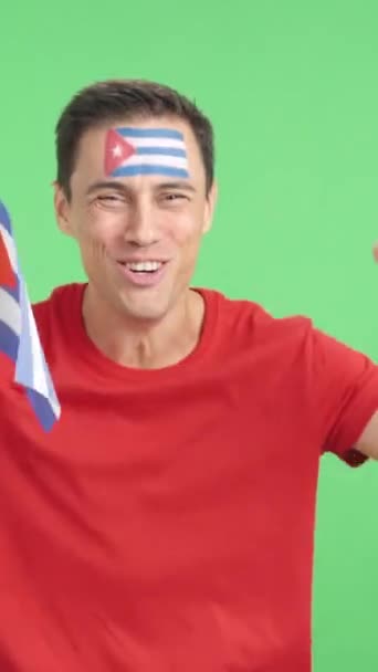 キューバの叫び声と国旗を振るために熱烈に応援する男のクロマとスタジオでのビデオ — ストック動画