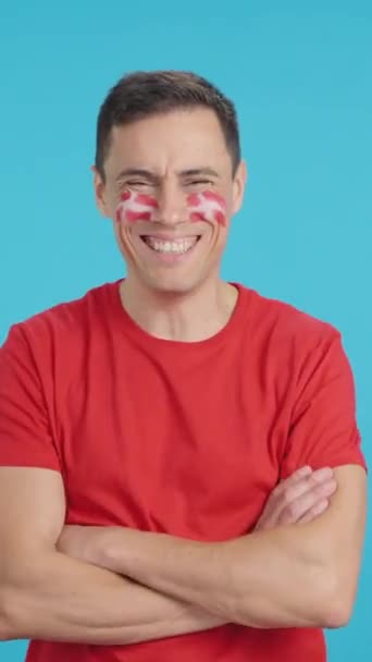 Video Studiu Chromou Muže Stojící Dánskou Vlajkou Namalovanou Tváři Usmívající — Stock video