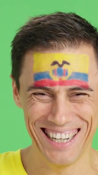 Video Studio Med Kroma Närbild Man Med Ecuadorian Flagga Målad — Stockvideo