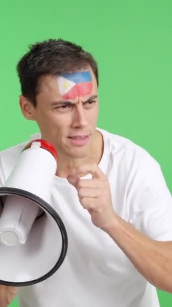 Video Ateliéru Chromou Muže Filipínskou Vlajkou Namalovanou Jeho Tváři Shromažďující — Stock video