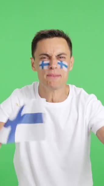 핀란드 비명과 깃발을 흔들며 열정적으로 기뻐하는 남자의 크로마와 스튜디오에서 비디오 — 비디오