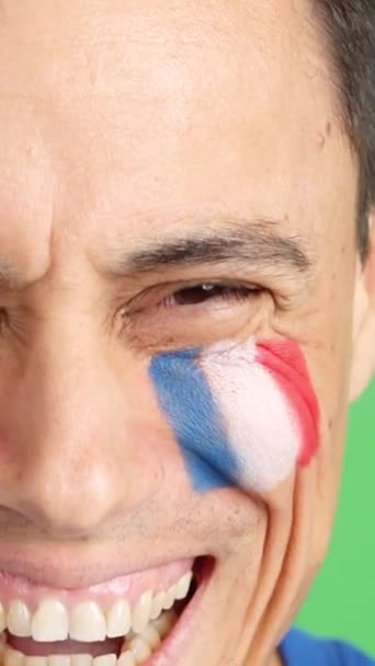 카메라에 얼굴에 프랑스 깃발을 코카서스 사람의 클로즈업의 크로마와 스튜디오에서 비디오 — 비디오