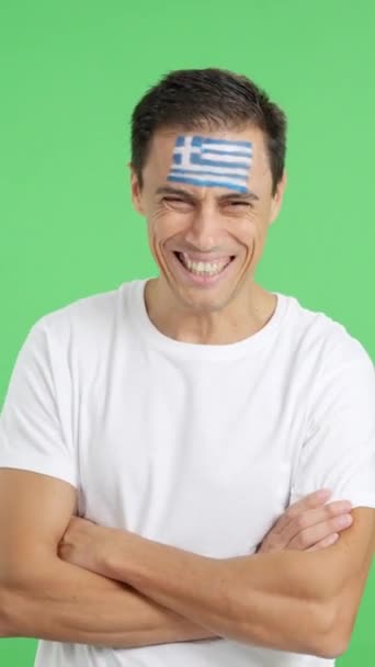 Video Studiu Chromou Muže Stojící Řeckou Vlajkou Namalovanou Tváři Usmívající — Stock video