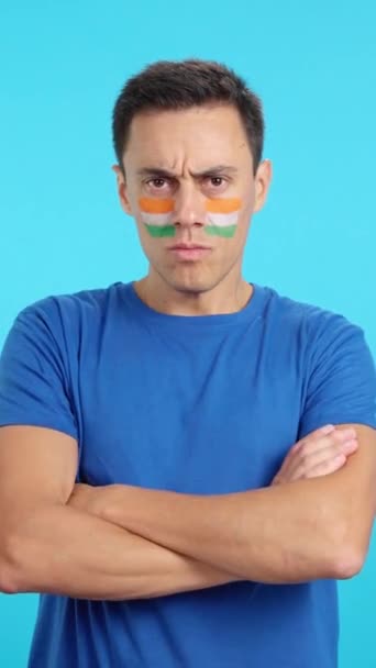 얼굴에 그려진 깃발의 크로마와 스튜디오에서 비디오 존엄성 카메라를 — 비디오