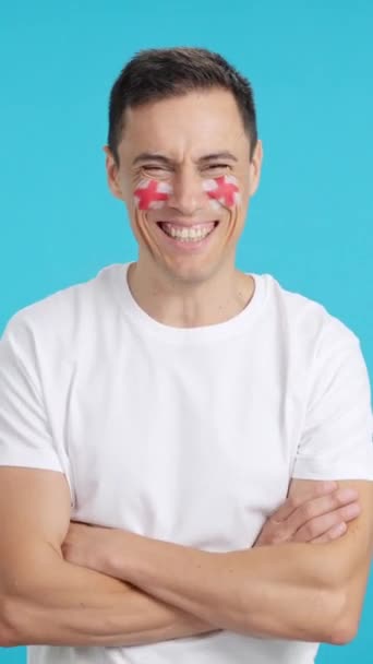 腕で笑顔に描かれたイギリスの旗を持つ男のクロマとスタジオでのビデオ — ストック動画