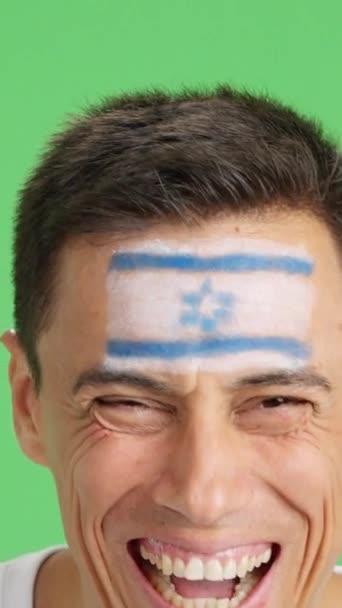 Видео Студии Хромой Крупного Плана Человека Израильским Флагом Нарисованным Лице — стоковое видео