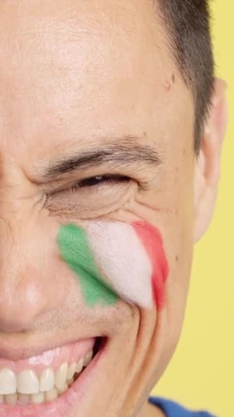 Video Studio Med Kroma Närbild Man Med Italiensk Flagga Målad — Stockvideo