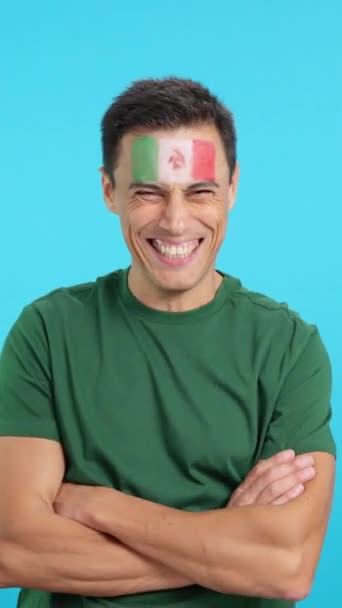 Video Studiu Chromou Muže Stojící Mexickou Vlajkou Namalovanou Tváři Usmívající — Stock video