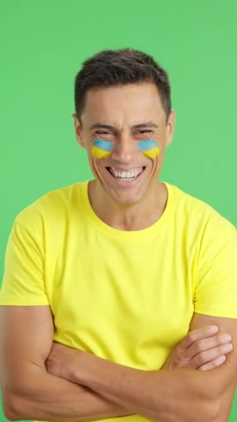 Відео Студії Хромою Чоловіка Стоїть Українським Прапором Намальованим Обличчі Посміхаючись — стокове відео