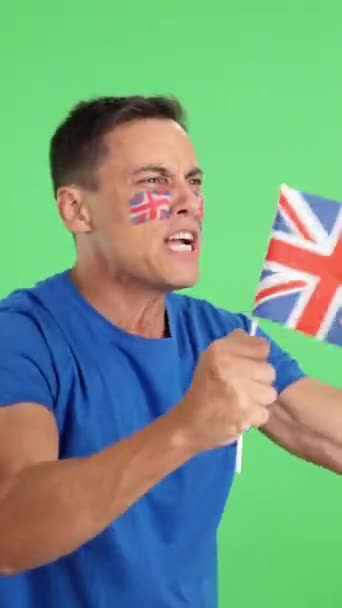 Wideo Studiu Chromą Człowieka Dopingującego Wielką Brytanię Krzyczącego Machającego Flagą — Wideo stockowe