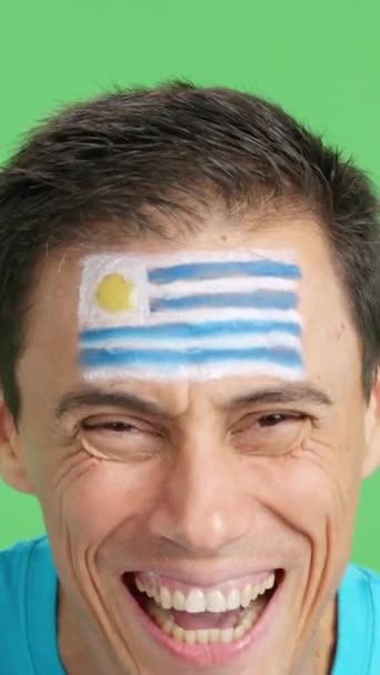 Video Studio Med Kroma Närbild Man Med Uruguayansk Flagga Målad — Stockvideo
