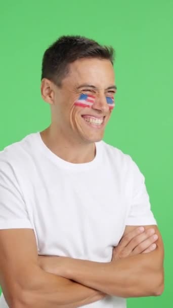 Video Studiu Chromou Šťastného Muže Vlajkou Spojených Států Namalovanou Obličeji — Stock video