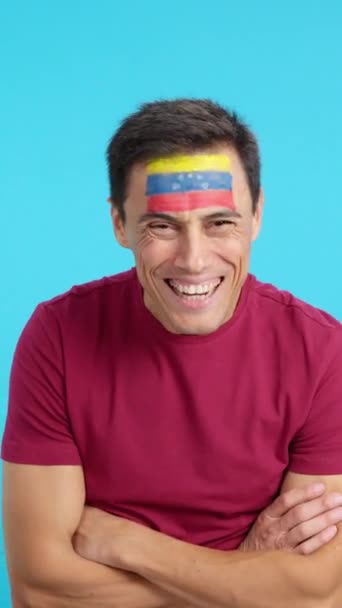 Βίντεο Στούντιο Chroma Ενός Άνδρα Στέκεται Σημαία Venezuelan Ζωγραφισμένα Στο — Αρχείο Βίντεο